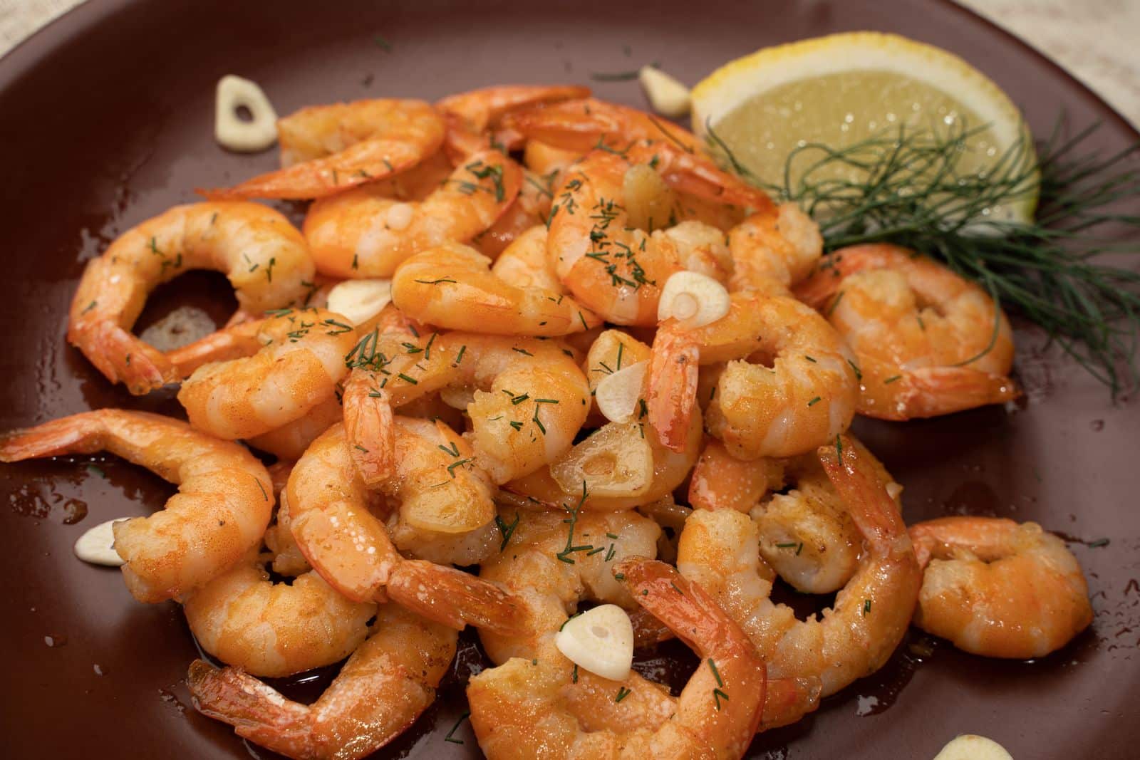 Fresh shrimp with garlic and lemon, casual seafood plate